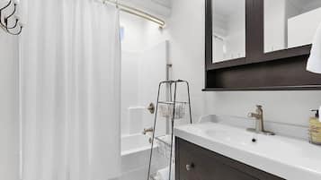 Casa, letti multipli, cucina, vista città (403 N. Llano St) | Bagno | Asciugamani