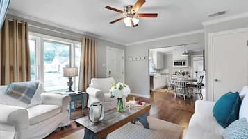 Casa, letti multipli, cucina, vista città (403 N. Llano St) | Area soggiorno