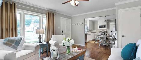 Casa, varias camas, cocina, vistas a la ciudad (403 N. Llano St) | Zona de estar