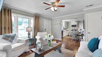 House, Multiple Beds, Kitchen, City View (403 N. Llano St) | Living area