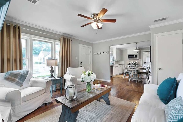 獨棟房屋, 多張床, 廚房, 城市景觀 (403 N. Llano St) | 起居區