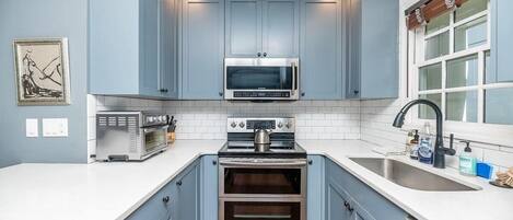 Een koelkast, een microgolfoven, een oven, een kookplaat