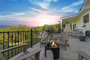 Casa, varias camas, bañera de hidromasaje (1335 Hilltop Oaks) | Terraza o patio