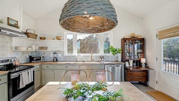 House, Multiple Beds, Hot Tub (1335 Hilltop Oaks) | Private kitchen | Coffee/tea maker