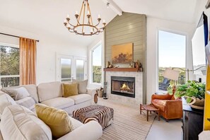 Casa, varias camas, bañera de hidromasaje (1335 Hilltop Oaks) | Zona de estar | Una chimenea