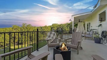 Rumah, Beberapa Tempat Tidur, hot tub (1335 Hilltop Oaks) | Teras/patio