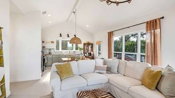 Rumah, Beberapa Tempat Tidur, hot tub (1335 Hilltop Oaks) | Area keluarga | Perapian