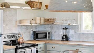 House, Multiple Beds, Hot Tub (1335 Hilltop Oaks) | Private kitchen | Coffee/tea maker