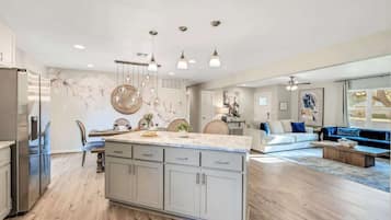 Casa, várias camas, varanda, vista para a cidade (123 Ridgewood Dr) | Área de estar