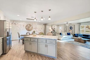 Casa, diversos llits, pati, vistes a la ciutat (123 Ridgewood Dr) | Sala d'estar