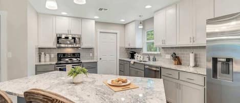 House, Multiple Beds, Patio, City View (123 Ridgewood Dr) | Private kitchen