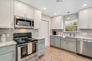 Casa, varias camas, patio, vista a la ciudad (123 Ridgewood Dr) | Cocina privada | Refrigerador, microondas, horno y parrilla de estufa