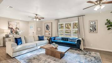 Casa, várias camas, varanda, vista para a cidade (123 Ridgewood Dr) | Área de estar