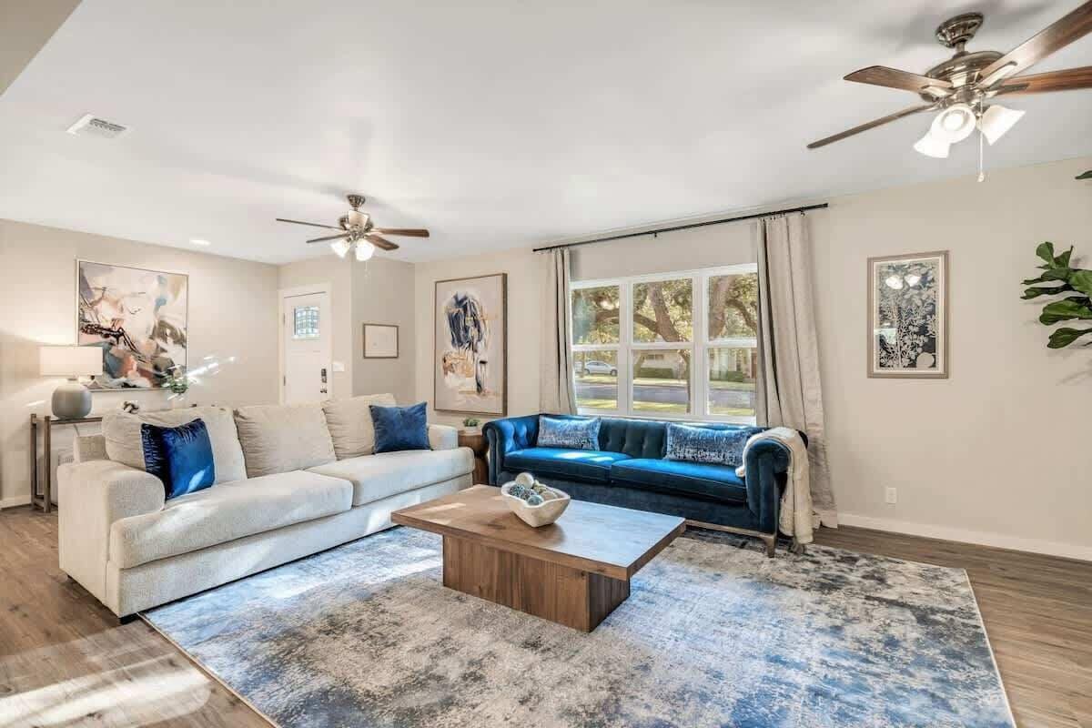 Casa, várias camas, varanda, vista para a cidade (123 Ridgewood Dr) | Área de estar