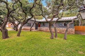 Exterior - Luxury Home Just 5 min From Main St (Fredericksburg)