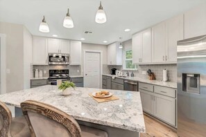 Casa, varias camas, patio, vista a la ciudad (123 Ridgewood Dr) | Cocina privada | Cafetera y tetera 