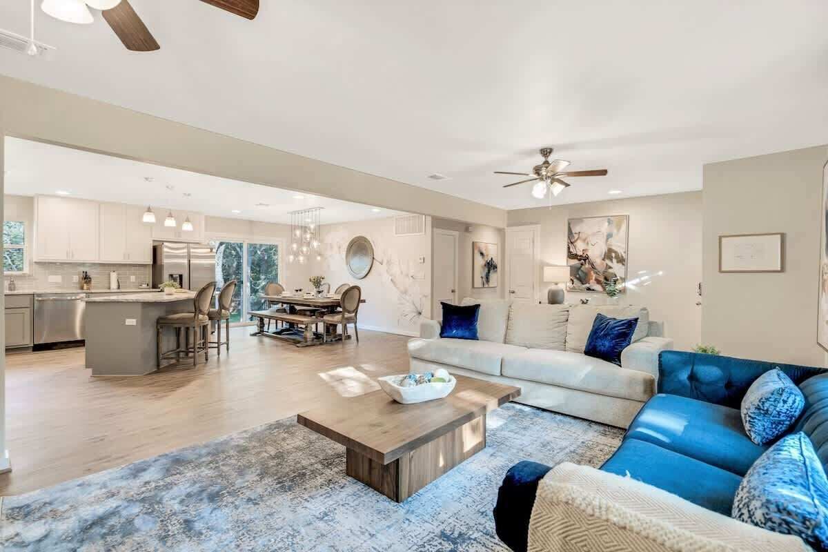 House, Multiple Beds, Patio, City View (123 Ridgewood Dr) | Living area