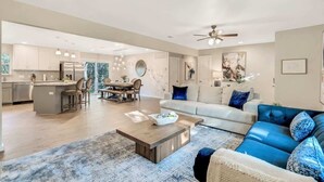 Ferienhaus, Mehrere Betten, Terrasse, Stadtblick (123 Ridgewood Dr) | Wohnbereich