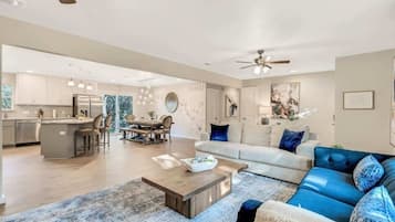 Casa, várias camas, varanda, vista para a cidade (123 Ridgewood Dr) | Área de estar