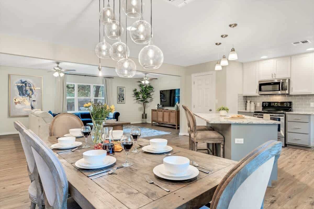 Hus, flere senger, terrasse, byutsikt (123 Ridgewood Dr) | Spiseområde