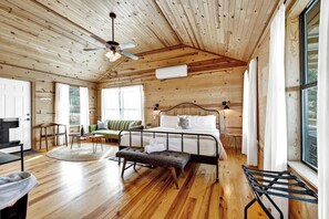 Cabaña, 1 cama de matrimonio grande, bañera de hidromasaje (3107 Keese Rd #2) | Zona de estar