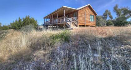 Mesquite Cabin With Hot Tub & Hill Country Views