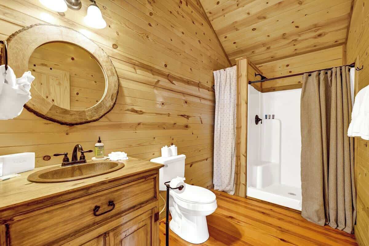 Cabaña, 1 cama King size, hidromasaje (3107 Keese Rd #2) | Baño | Toallas 