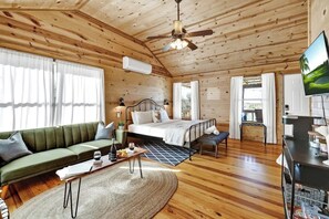 Cabaña, 1 cama de matrimonio grande, bañera de hidromasaje (3107 Keese Rd #2) | 1 dormitorio, decoración individual, mobiliario individual