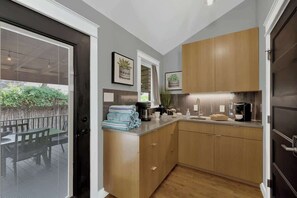 House, Multiple Beds, Hot Tub, City View (109 S Bowie St) | Private kitchen | Fridge, microwave, oven, stovetop
