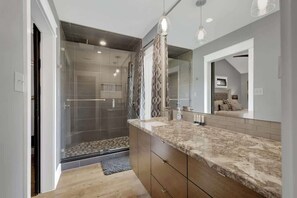 Huis, meerdere bedden, hot tub, uitzicht op stad (109 S Bowie St) | Badkamer | Handdoeken