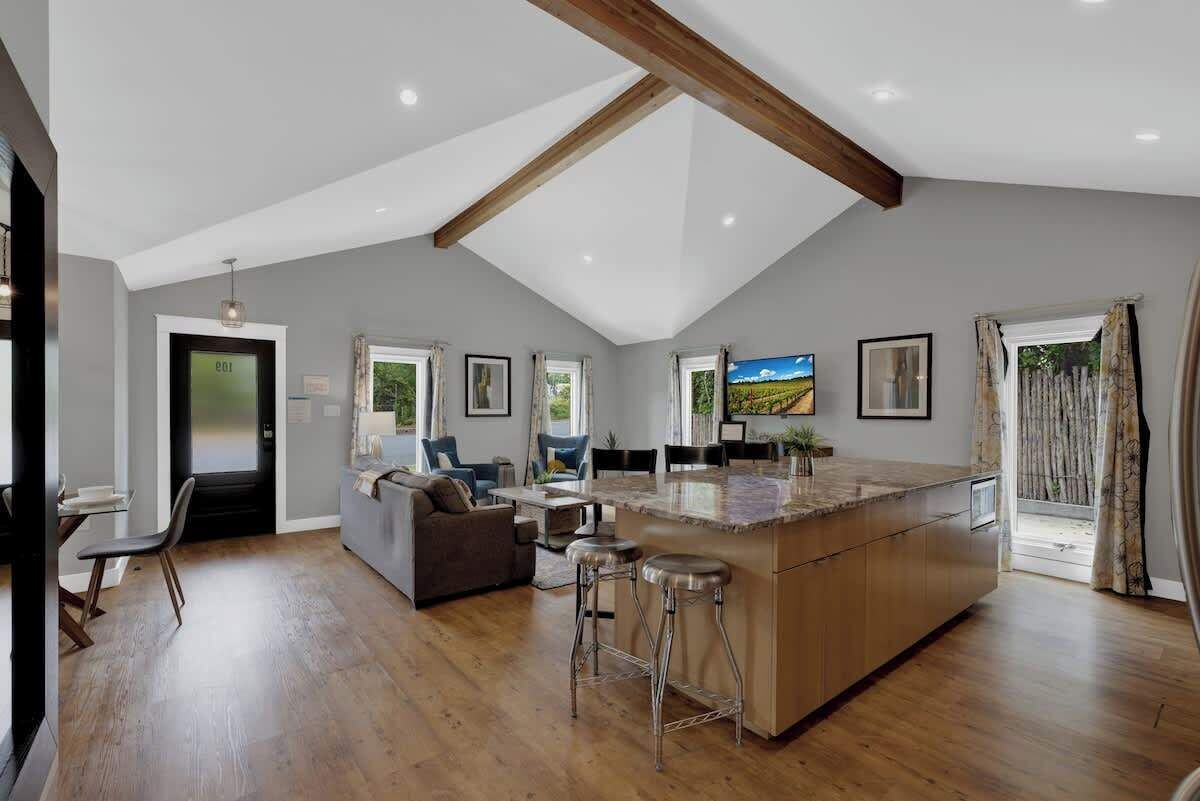 House, Multiple Beds, Hot Tub, City View (109 S Bowie St) | Interior