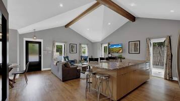 House, Multiple Beds, Hot Tub, City View (109 S Bowie St) | Interior