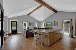 Interior - Alcove: Steps to Main St.-high End Home W/hot-tub! (Fredericksburg)