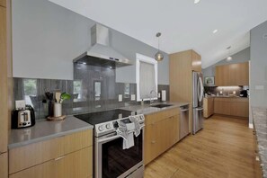 House, Multiple Beds, Hot Tub, City View (109 S Bowie St) | Private kitchen | Fridge, microwave, oven, stovetop