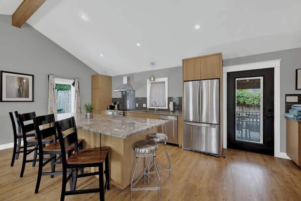 House, Multiple Beds, Hot Tub, City View (109 S Bowie St) | Private kitchen