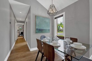 House, Multiple Beds, Hot Tub, City View (109 S Bowie St) | Dining