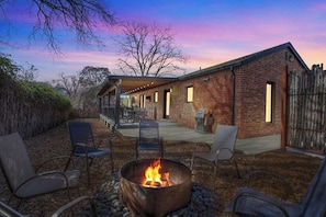 Exterior - Alcove: Steps to Main St.-high End Home W/hot-tub! (Fredericksburg)