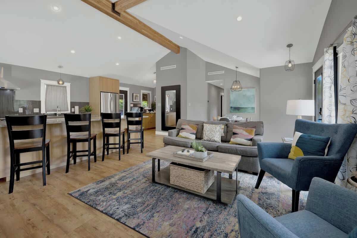 House, Multiple Beds, Hot Tub, City View (109 S Bowie St) | Living area