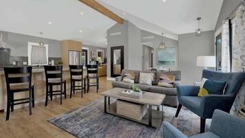 House, Multiple Beds, Hot Tub, City View (109 S Bowie St) | Living area