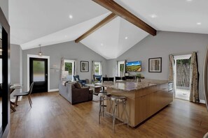 Interior - Alcove: Steps to Main St.-high End Home W/hot-tub! (Fredericksburg)