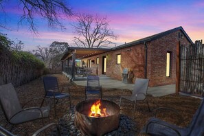 Property grounds - Alcove: Steps to Main St.-high End Home W/hot-tub! (Fredericksburg)