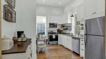 Rumah, Beberapa Tempat Tidur, patio, pemandangan kota (403 W Austin Main) | Dapur pribadi | Mesin pembuat kopi/teh