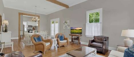 Rumah, Beberapa Tempat Tidur, patio, pemandangan kota (403 W Austin Main) | Area keluarga