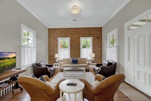 Living area - The Homestead Main House (Fredericksburg)