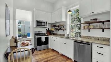 Rumah, Beberapa Tempat Tidur, patio, pemandangan kota (403 W Austin Main) | Dapur pribadi | Mesin pembuat kopi/teh