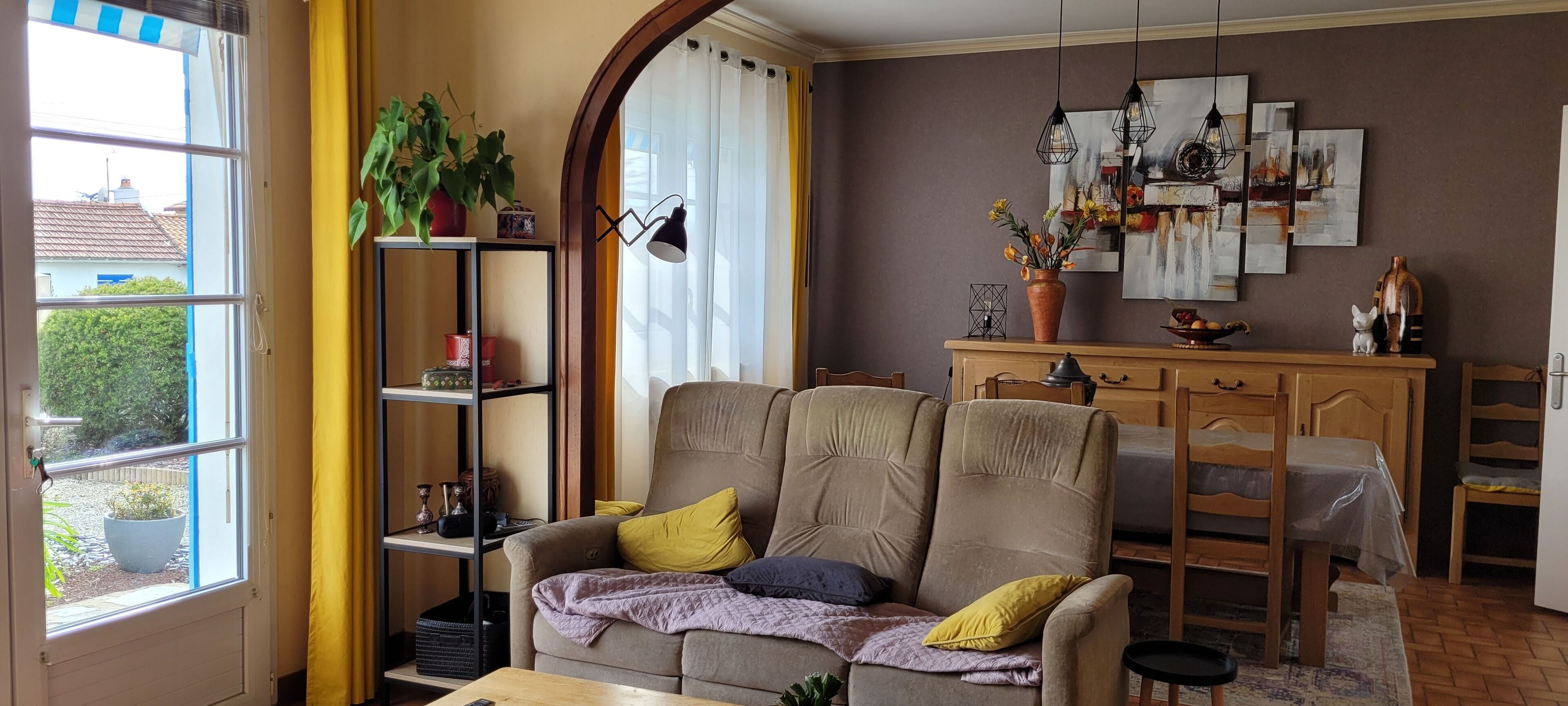 Televisie, een open haard, een dvd-speler en boeken