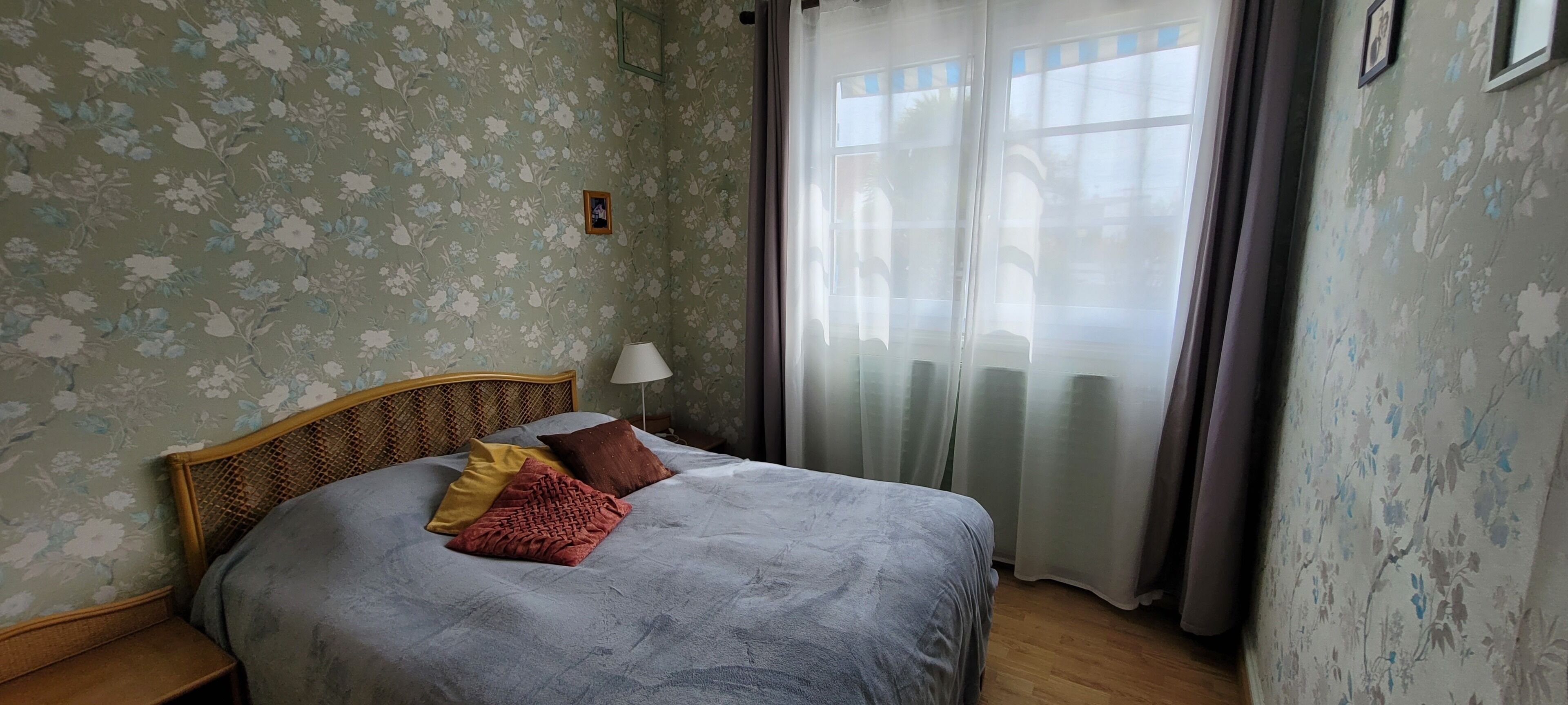 4 chambres, bureau, fer et planche à repasser, lit parapluie