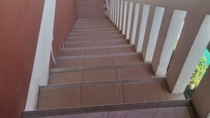 Una escala amb barana blanca que puja.