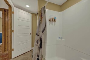 Cabaña, 1 cama Queen size y sofá cama, patio (196 Hermit Hill Rd) | Baño | Toallas y papel de baño