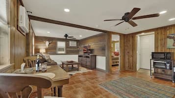 Mökki, 1 keskisuuri parisänky ja vuodesohva, patio (196 Hermit Hill Rd) | Sisätilat